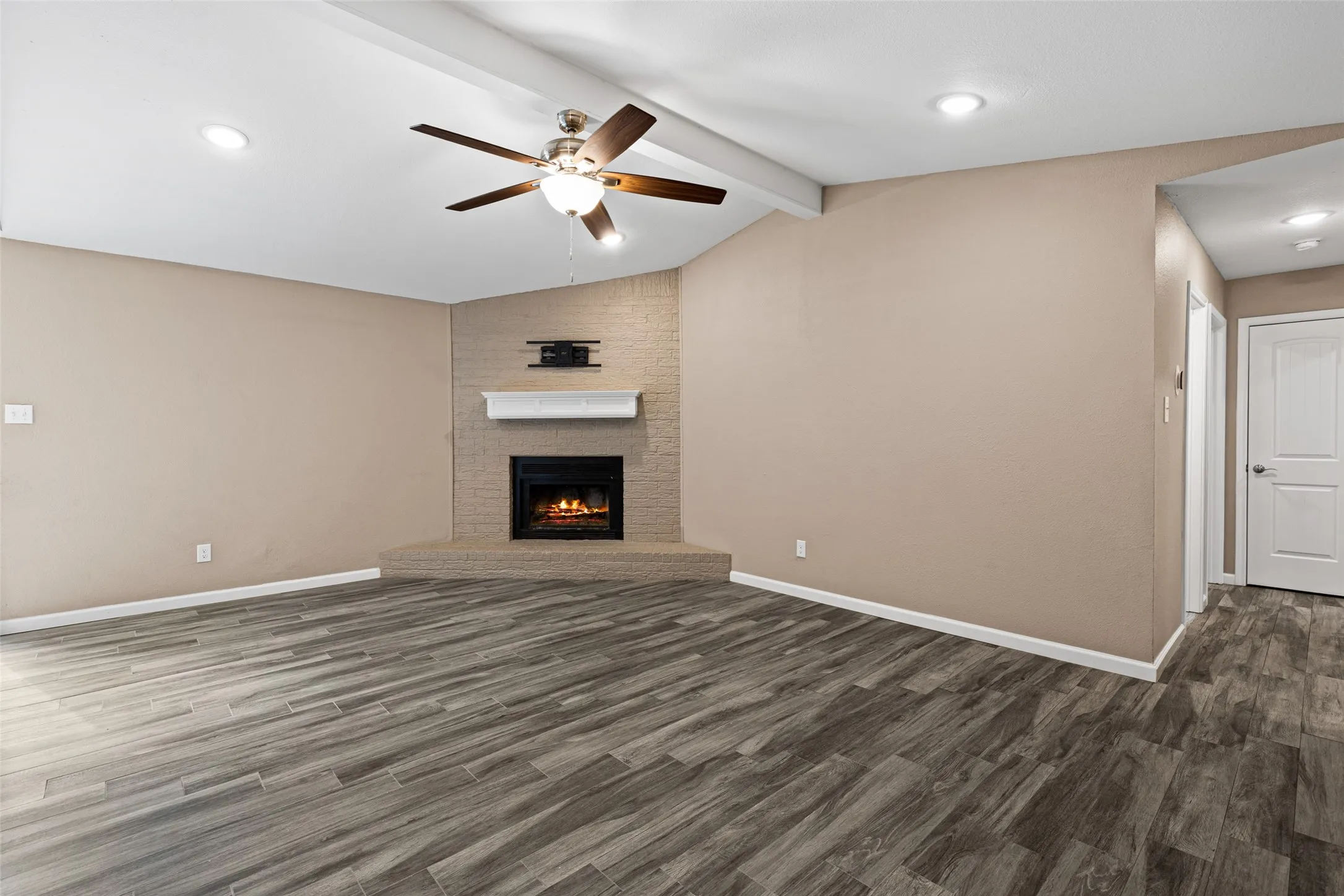 Single Family Residence For Sale in Gregg County , 311 Hillshore Drive, Longview, Texas 75605, 3 Bedroom, 2 Bathroom, 2 Garage spaces, 1,328 Sqft, built in 1982, mls#21375138, Real Estate Agent in Longview, Homes For Sale in Gregg county, Homes For Sale in Longview, Realtor in Longview Texas, Real Estate Brokerage Independent Realty Texas, Luminita Cordes Realtor