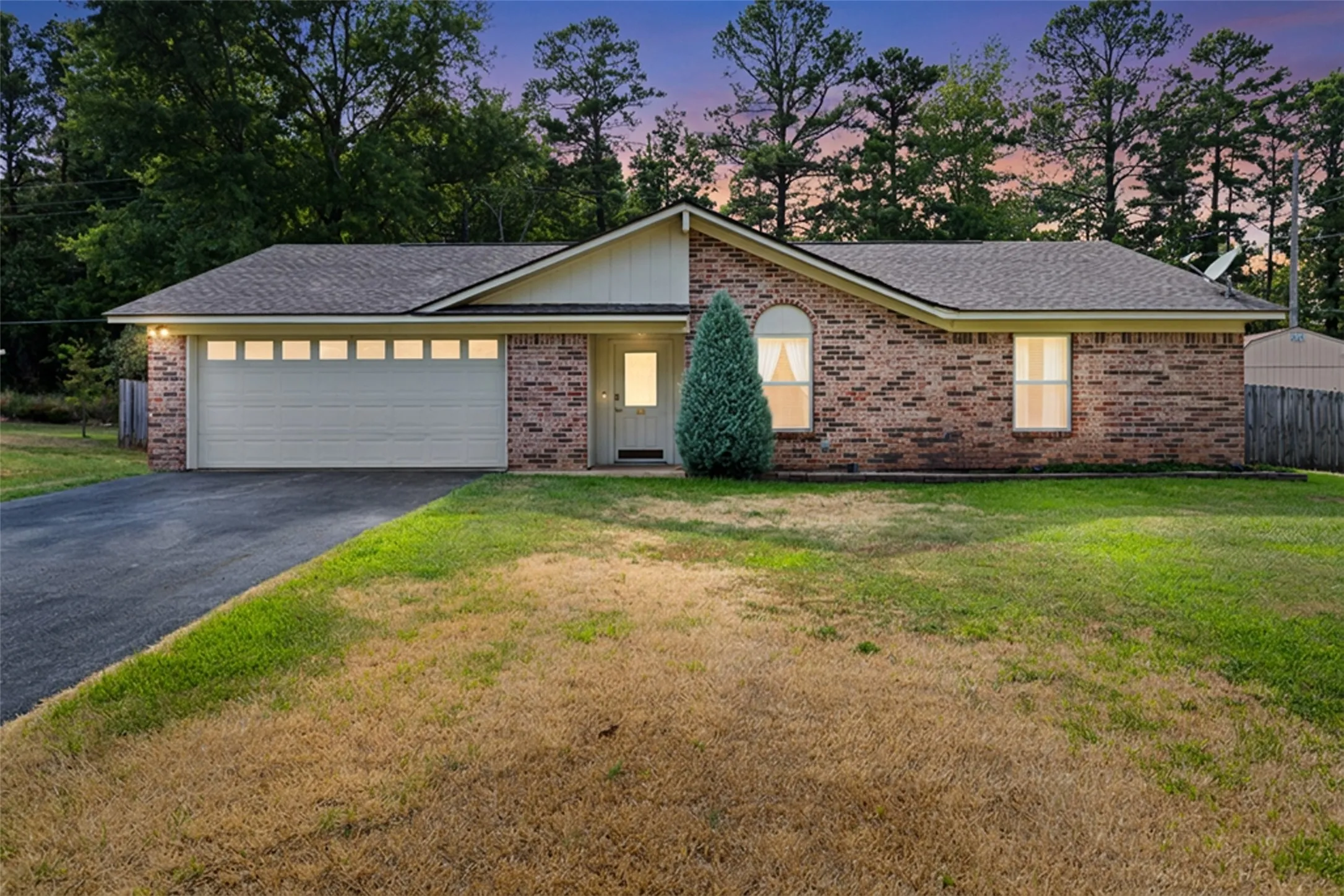 Single Family Residence For Sale in Gregg County , 311 Hillshore Drive, Longview, Texas 75605, 3 Bedroom, 2 Bathroom, 2 Garage spaces, 1,328 Sqft, built in 1982, mls#21375138, Real Estate Agent in Longview, Homes For Sale in Gregg county, Homes For Sale in Longview, Realtor in Longview Texas, Real Estate Brokerage Independent Realty Texas, Luminita Cordes Realtor