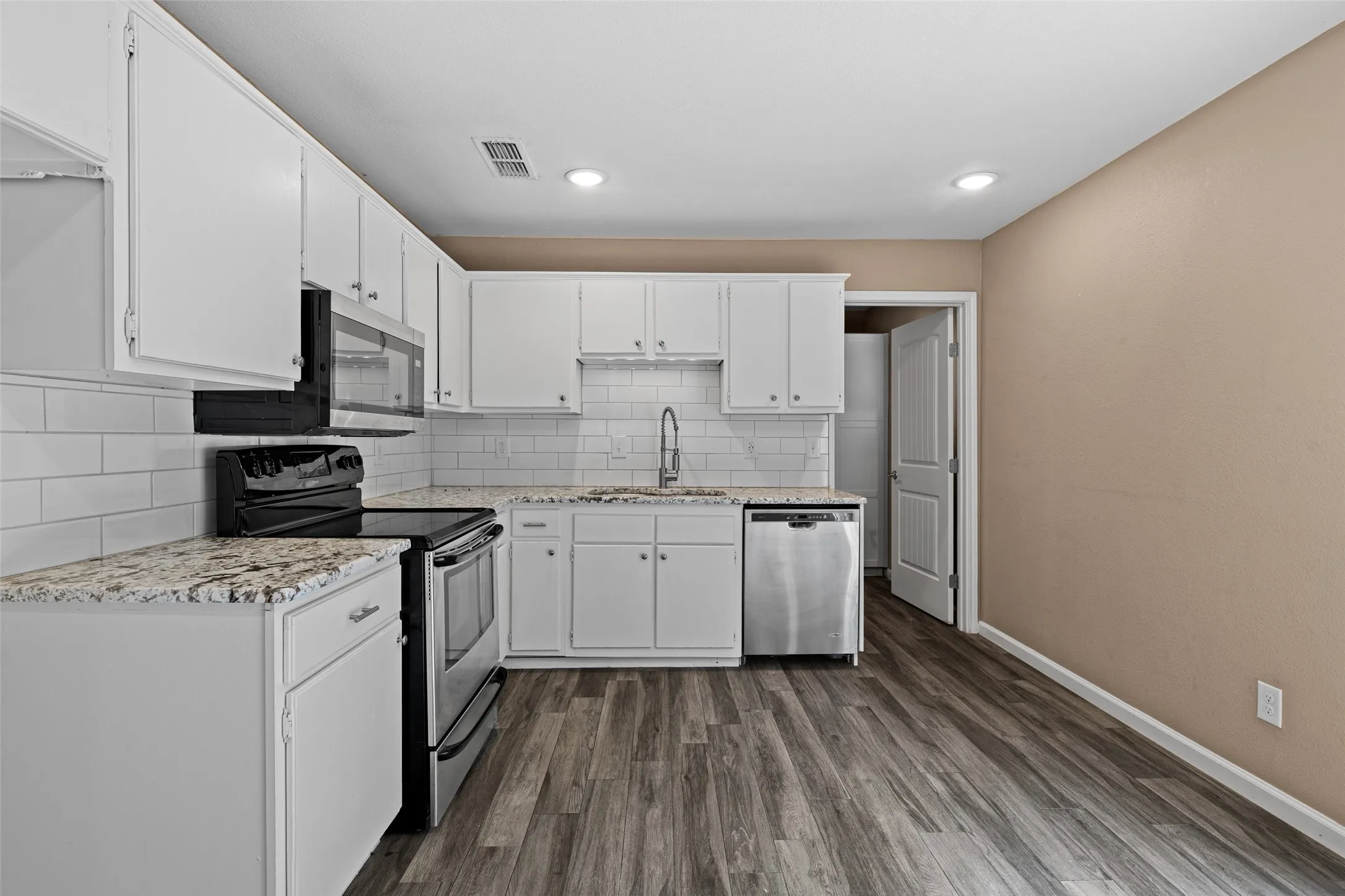 Single Family Residence For Sale in Gregg County , 311 Hillshore Drive, Longview, Texas 75605, 3 Bedroom, 2 Bathroom, 2 Garage spaces, 1,328 Sqft, built in 1982, mls#21375138, Real Estate Agent in Longview, Homes For Sale in Gregg county, Homes For Sale in Longview, Realtor in Longview Texas, Real Estate Brokerage Independent Realty Texas, Luminita Cordes Realtor
