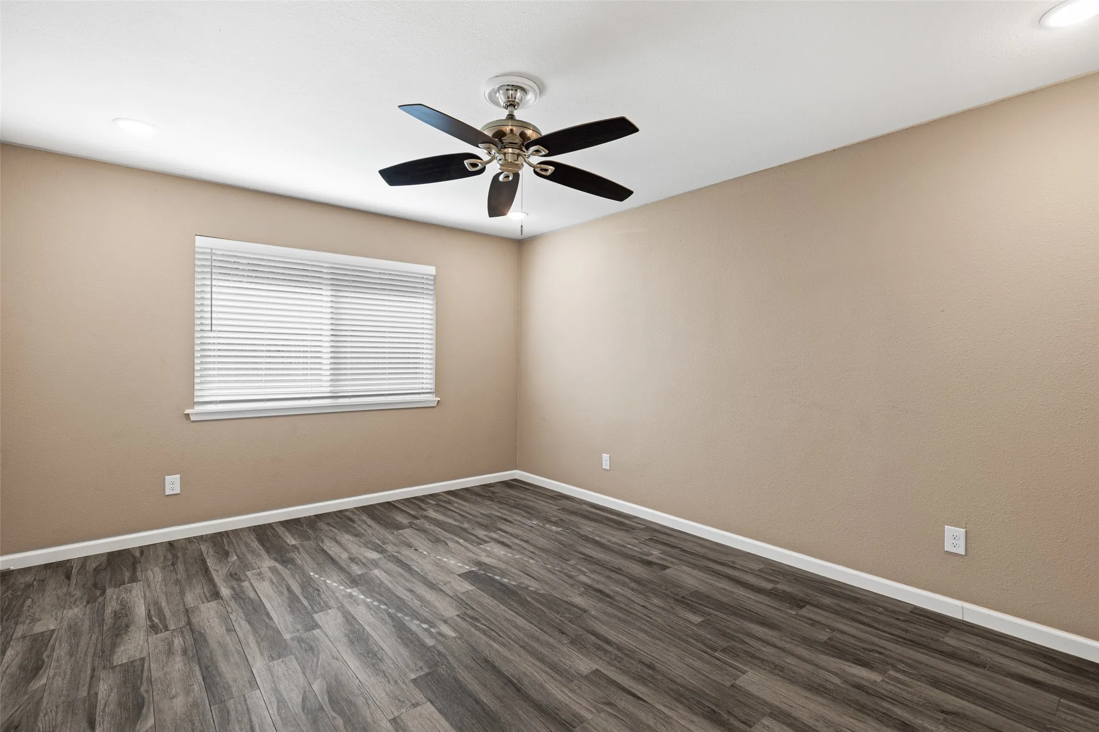 Single Family Residence For Sale in Gregg County , 311 Hillshore Drive, Longview, Texas 75605, 3 Bedroom, 2 Bathroom, 2 Garage spaces, 1,328 Sqft, built in 1982, mls#21375138, Real Estate Agent in Longview, Homes For Sale in Gregg county, Homes For Sale in Longview, Realtor in Longview Texas, Real Estate Brokerage Independent Realty Texas, Luminita Cordes Realtor