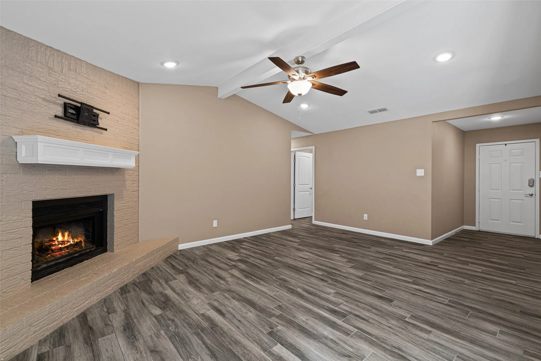 Single Family Residence For Sale in Gregg County , 311 Hillshore Drive, Longview, Texas 75605, 3 Bedroom, 2 Bathroom, 2 Garage spaces, 1,328 Sqft, built in 1982, mls#21375138, Real Estate Agent in Longview, Homes For Sale in Gregg county, Homes For Sale in Longview, Realtor in Longview Texas, Real Estate Brokerage Independent Realty Texas, Luminita Cordes Realtor