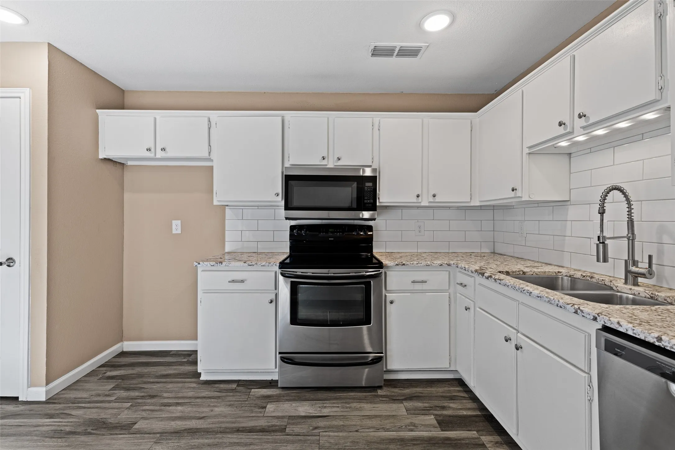 Single Family Residence For Sale in Gregg County , 311 Hillshore Drive, Longview, Texas 75605, 3 Bedroom, 2 Bathroom, 2 Garage spaces, 1,328 Sqft, built in 1982, mls#21375138, Real Estate Agent in Longview, Homes For Sale in Gregg county, Homes For Sale in Longview, Realtor in Longview Texas, Real Estate Brokerage Independent Realty Texas, Luminita Cordes Realtor