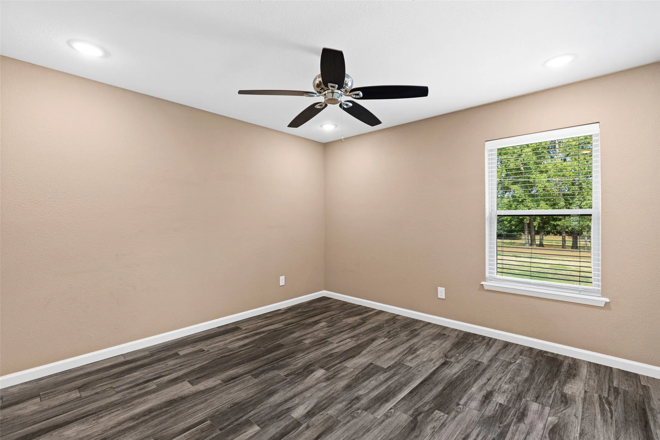 Single Family Residence For Sale in Gregg County , 311 Hillshore Drive, Longview, Texas 75605, 3 Bedroom, 2 Bathroom, 2 Garage spaces, 1,328 Sqft, built in 1982, mls#21375138, Real Estate Agent in Longview, Homes For Sale in Gregg county, Homes For Sale in Longview, Realtor in Longview Texas, Real Estate Brokerage Independent Realty Texas, Luminita Cordes Realtor