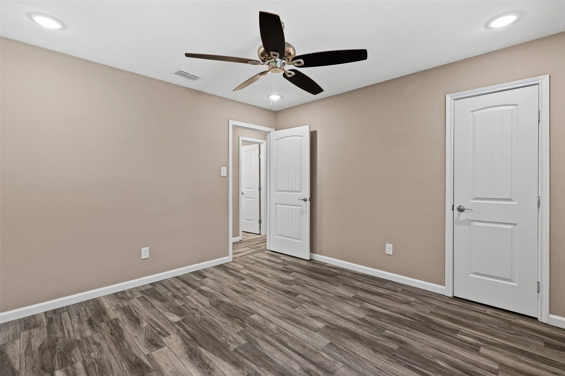 Single Family Residence For Sale in Gregg County , 311 Hillshore Drive, Longview, Texas 75605, 3 Bedroom, 2 Bathroom, 2 Garage spaces, 1,328 Sqft, built in 1982, mls#21375138, Real Estate Agent in Longview, Homes For Sale in Gregg county, Homes For Sale in Longview, Realtor in Longview Texas, Real Estate Brokerage Independent Realty Texas, Luminita Cordes Realtor