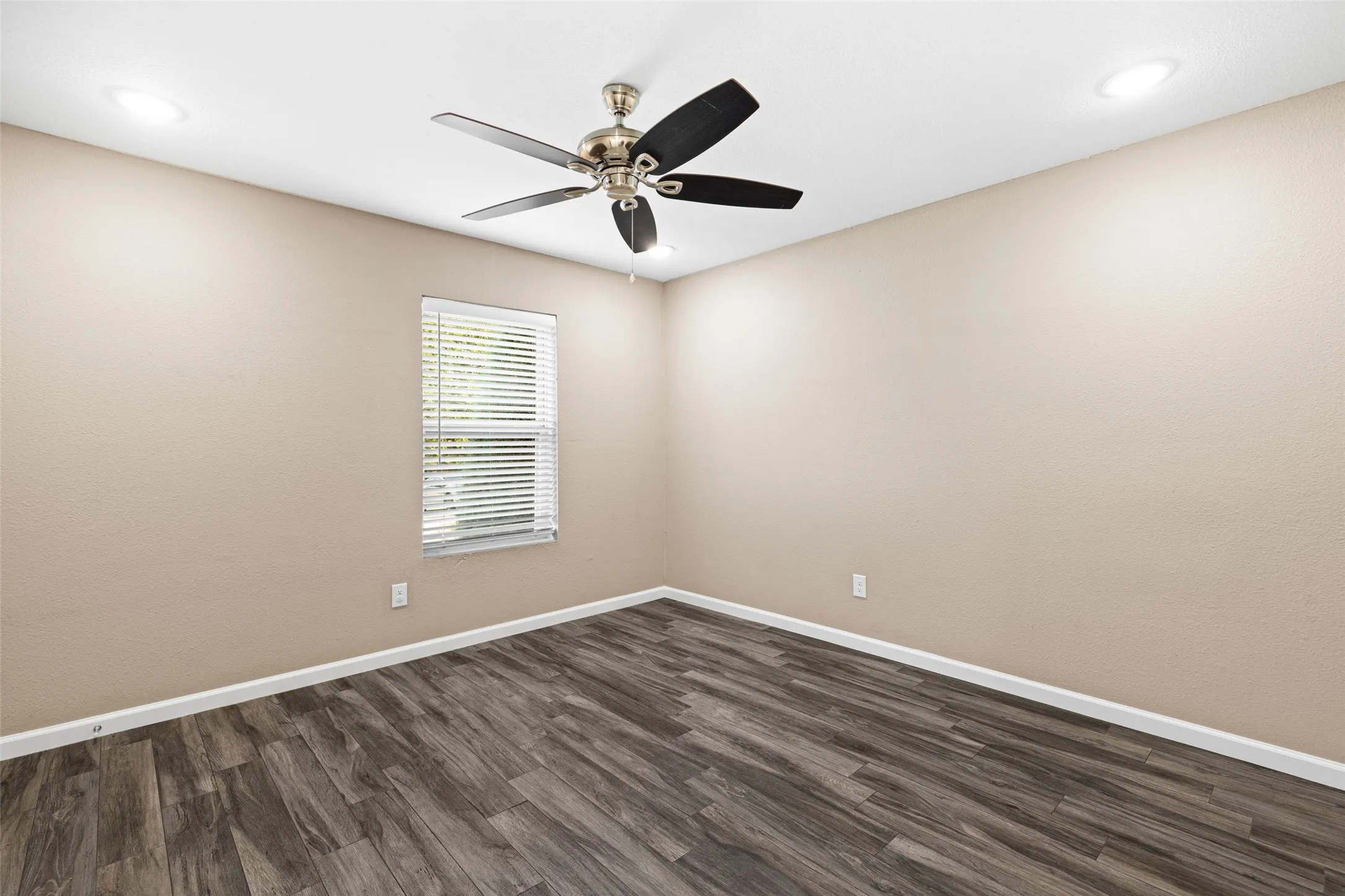 Single Family Residence For Sale in Gregg County , 311 Hillshore Drive, Longview, Texas 75605, 3 Bedroom, 2 Bathroom, 2 Garage spaces, 1,328 Sqft, built in 1982, mls#21375138, Real Estate Agent in Longview, Homes For Sale in Gregg county, Homes For Sale in Longview, Realtor in Longview Texas, Real Estate Brokerage Independent Realty Texas, Luminita Cordes Realtor