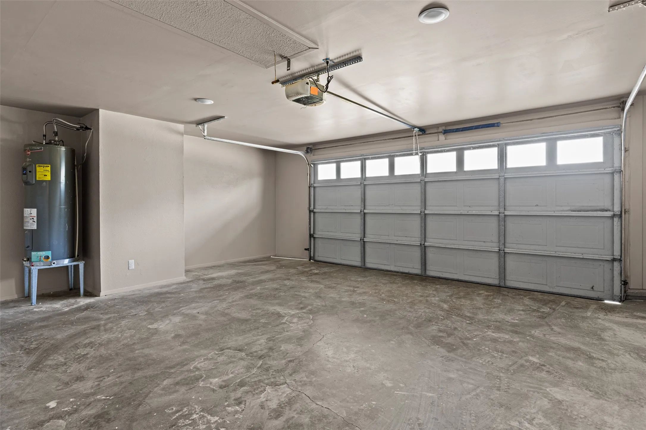 Single Family Residence For Sale in Gregg County , 311 Hillshore Drive, Longview, Texas 75605, 3 Bedroom, 2 Bathroom, 2 Garage spaces, 1,328 Sqft, built in 1982, mls#21375138, Real Estate Agent in Longview, Homes For Sale in Gregg county, Homes For Sale in Longview, Realtor in Longview Texas, Real Estate Brokerage Independent Realty Texas, Luminita Cordes Realtor