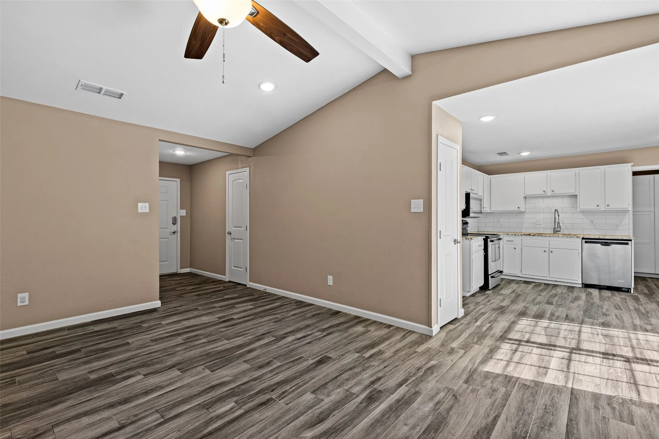 Single Family Residence For Sale in Gregg County , 311 Hillshore Drive, Longview, Texas 75605, 3 Bedroom, 2 Bathroom, 2 Garage spaces, 1,328 Sqft, built in 1982, mls#21375138, Real Estate Agent in Longview, Homes For Sale in Gregg county, Homes For Sale in Longview, Realtor in Longview Texas, Real Estate Brokerage Independent Realty Texas, Luminita Cordes Realtor