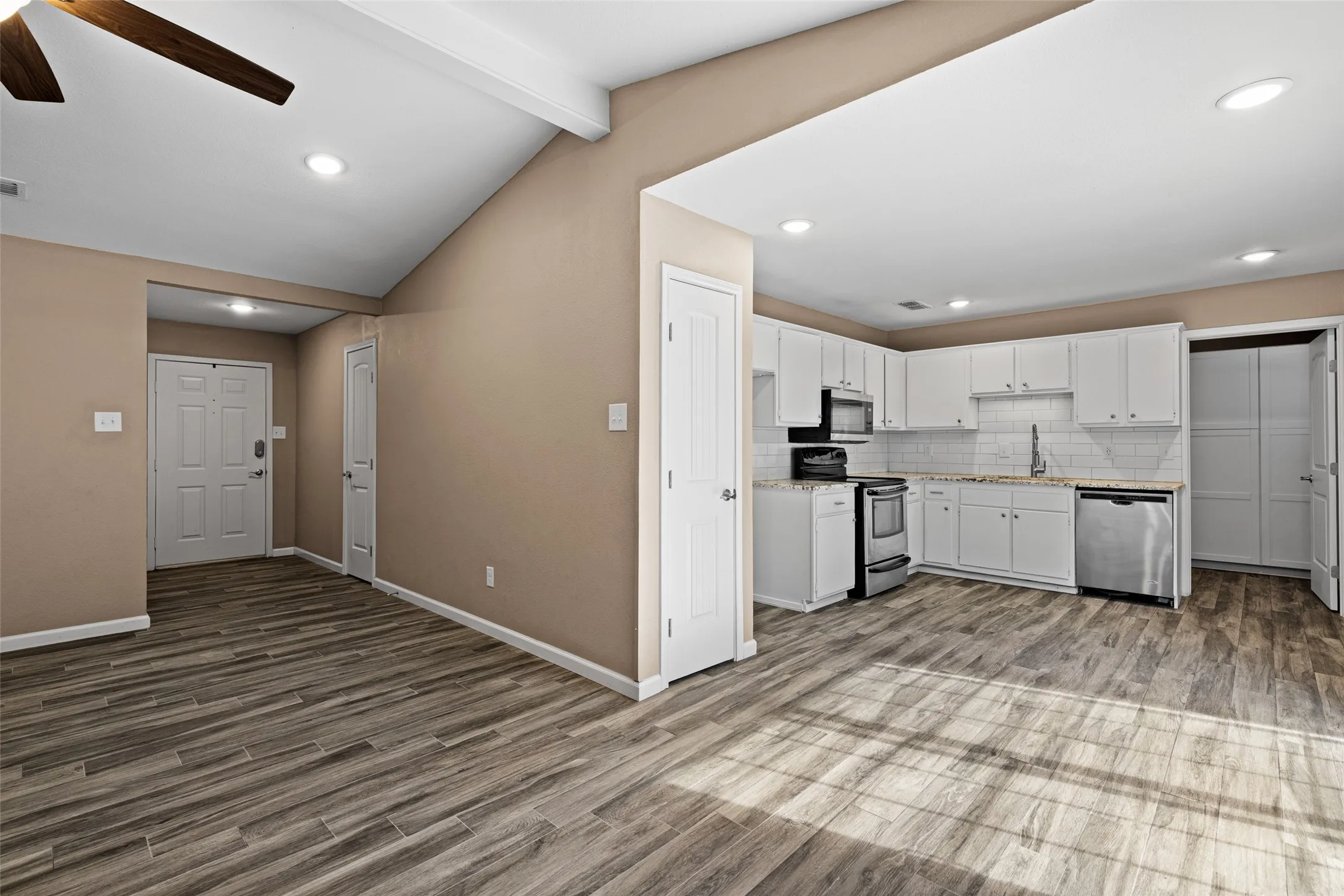 Single Family Residence For Sale in Gregg County , 311 Hillshore Drive, Longview, Texas 75605, 3 Bedroom, 2 Bathroom, 2 Garage spaces, 1,328 Sqft, built in 1982, mls#21375138, Real Estate Agent in Longview, Homes For Sale in Gregg county, Homes For Sale in Longview, Realtor in Longview Texas, Real Estate Brokerage Independent Realty Texas, Luminita Cordes Realtor