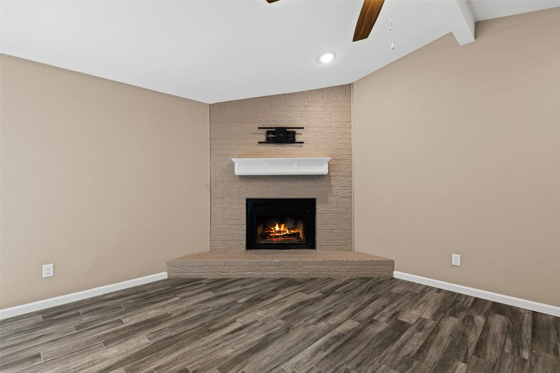 Single Family Residence For Sale in Gregg County , 311 Hillshore Drive, Longview, Texas 75605, 3 Bedroom, 2 Bathroom, 2 Garage spaces, 1,328 Sqft, built in 1982, mls#21375138, Real Estate Agent in Longview, Homes For Sale in Gregg county, Homes For Sale in Longview, Realtor in Longview Texas, Real Estate Brokerage Independent Realty Texas, Luminita Cordes Realtor