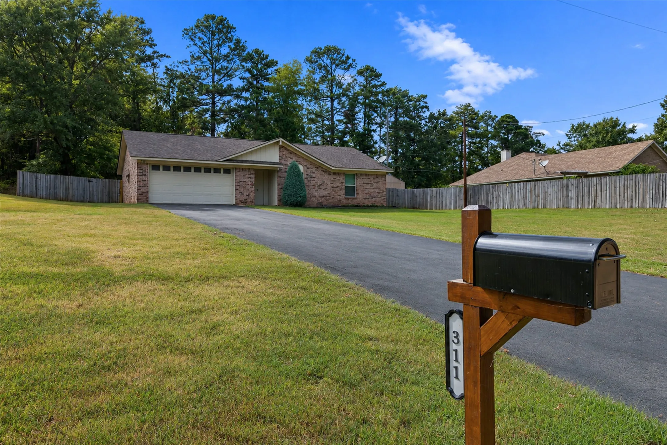 Single Family Residence For Sale in Gregg County , 311 Hillshore Drive, Longview, Texas 75605, 3 Bedroom, 2 Bathroom, 2 Garage spaces, 1,328 Sqft, built in 1982, mls#21375138, Real Estate Agent in Longview, Homes For Sale in Gregg county, Homes For Sale in Longview, Realtor in Longview Texas, Real Estate Brokerage Independent Realty Texas, Luminita Cordes Realtor