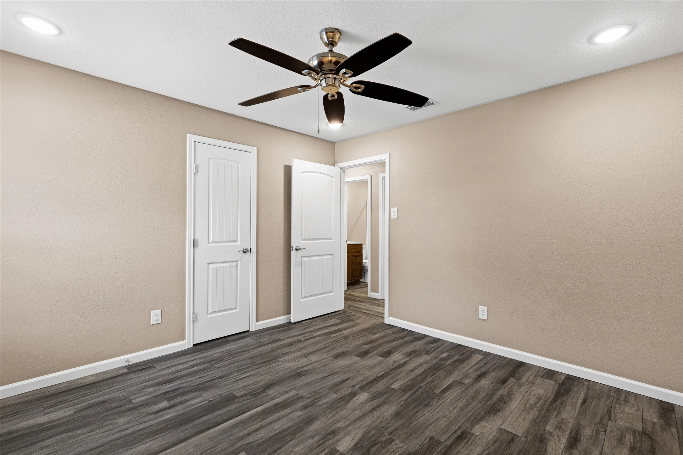 Single Family Residence For Sale in Gregg County , 311 Hillshore Drive, Longview, Texas 75605, 3 Bedroom, 2 Bathroom, 2 Garage spaces, 1,328 Sqft, built in 1982, mls#21375138, Real Estate Agent in Longview, Homes For Sale in Gregg county, Homes For Sale in Longview, Realtor in Longview Texas, Real Estate Brokerage Independent Realty Texas, Luminita Cordes Realtor