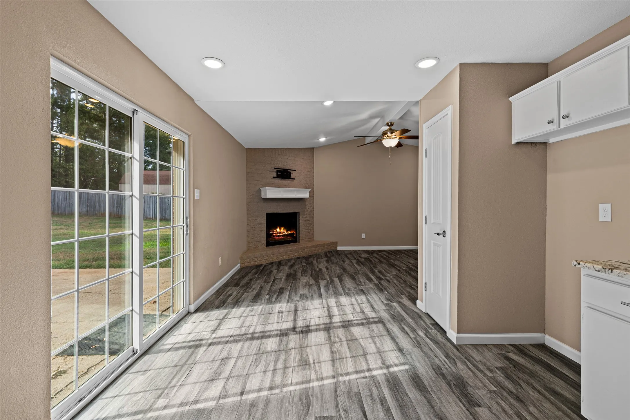 Single Family Residence For Sale in Gregg County , 311 Hillshore Drive, Longview, Texas 75605, 3 Bedroom, 2 Bathroom, 2 Garage spaces, 1,328 Sqft, built in 1982, mls#21375138, Real Estate Agent in Longview, Homes For Sale in Gregg county, Homes For Sale in Longview, Realtor in Longview Texas, Real Estate Brokerage Independent Realty Texas, Luminita Cordes Realtor