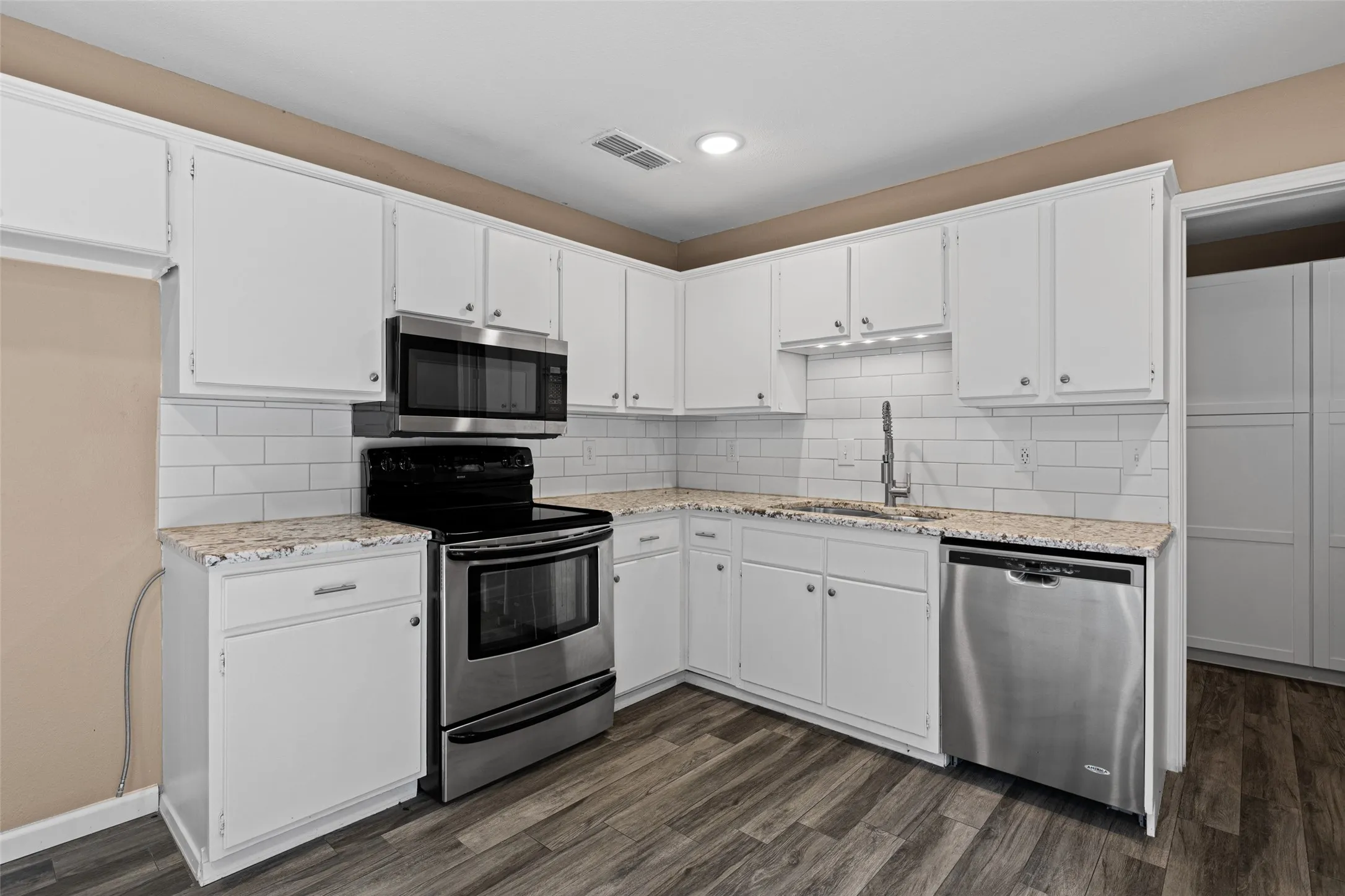 Single Family Residence For Sale in Gregg County , 311 Hillshore Drive, Longview, Texas 75605, 3 Bedroom, 2 Bathroom, 2 Garage spaces, 1,328 Sqft, built in 1982, mls#21375138, Real Estate Agent in Longview, Homes For Sale in Gregg county, Homes For Sale in Longview, Realtor in Longview Texas, Real Estate Brokerage Independent Realty Texas, Luminita Cordes Realtor