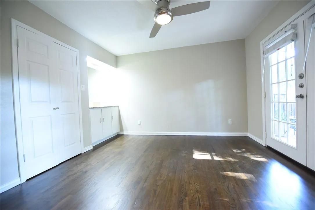 Apartment For Rent in Dallas County , 4206 Hawthorne Avenue 202, Dallas, Texas 75219, 2 Bedroom, 1 Bathroom, Garage spaces, 911 Sqft, built in 1959, mls#21369905, Real Estate Agent in Dallas, Homes For Rent in Dallas county, Homes For Rent in Dallas, Realtor in Dallas Texas, Real Estate Brokerage Independent Realty Texas, Luminita Cordes Realtor