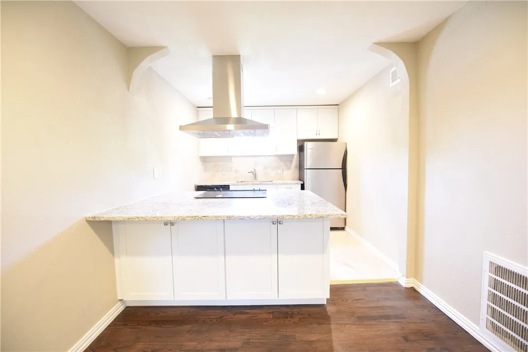 Apartment For Rent in Dallas County , 4206 Hawthorne Avenue 202, Dallas, Texas 75219, 2 Bedroom, 1 Bathroom, Garage spaces, 911 Sqft, built in 1959, mls#21369905, Real Estate Agent in Dallas, Homes For Rent in Dallas county, Homes For Rent in Dallas, Realtor in Dallas Texas, Real Estate Brokerage Independent Realty Texas, Luminita Cordes Realtor