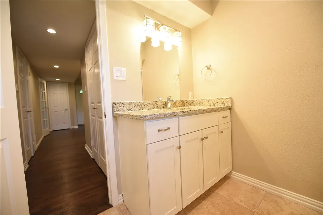 Apartment For Rent in Dallas County , 4206 Hawthorne Avenue 202, Dallas, Texas 75219, 2 Bedroom, 1 Bathroom, Garage spaces, 911 Sqft, built in 1959, mls#21369905, Real Estate Agent in Dallas, Homes For Rent in Dallas county, Homes For Rent in Dallas, Realtor in Dallas Texas, Real Estate Brokerage Independent Realty Texas, Luminita Cordes Realtor