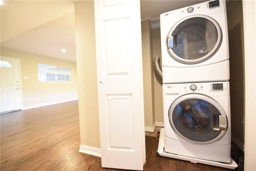 Apartment For Rent in Dallas County , 4206 Hawthorne Avenue 202, Dallas, Texas 75219, 2 Bedroom, 1 Bathroom, Garage spaces, 911 Sqft, built in 1959, mls#21369905, Real Estate Agent in Dallas, Homes For Rent in Dallas county, Homes For Rent in Dallas, Realtor in Dallas Texas, Real Estate Brokerage Independent Realty Texas, Luminita Cordes Realtor