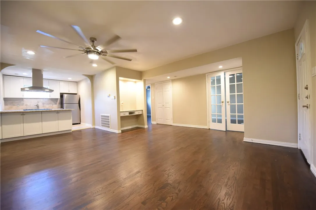 Apartment For Rent in Dallas County , 4206 Hawthorne Avenue 202, Dallas, Texas 75219, 2 Bedroom, 1 Bathroom, Garage spaces, 911 Sqft, built in 1959, mls#21369905, Real Estate Agent in Dallas, Homes For Rent in Dallas county, Homes For Rent in Dallas, Realtor in Dallas Texas, Real Estate Brokerage Independent Realty Texas, Luminita Cordes Realtor