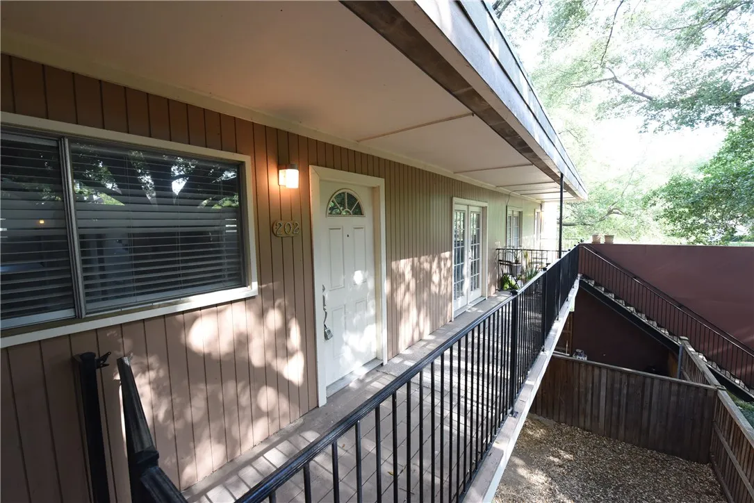 Apartment For Rent in Dallas County , 4206 Hawthorne Avenue 202, Dallas, Texas 75219, 2 Bedroom, 1 Bathroom, Garage spaces, 911 Sqft, built in 1959, mls#21369905, Real Estate Agent in Dallas, Homes For Rent in Dallas county, Homes For Rent in Dallas, Realtor in Dallas Texas, Real Estate Brokerage Independent Realty Texas, Luminita Cordes Realtor