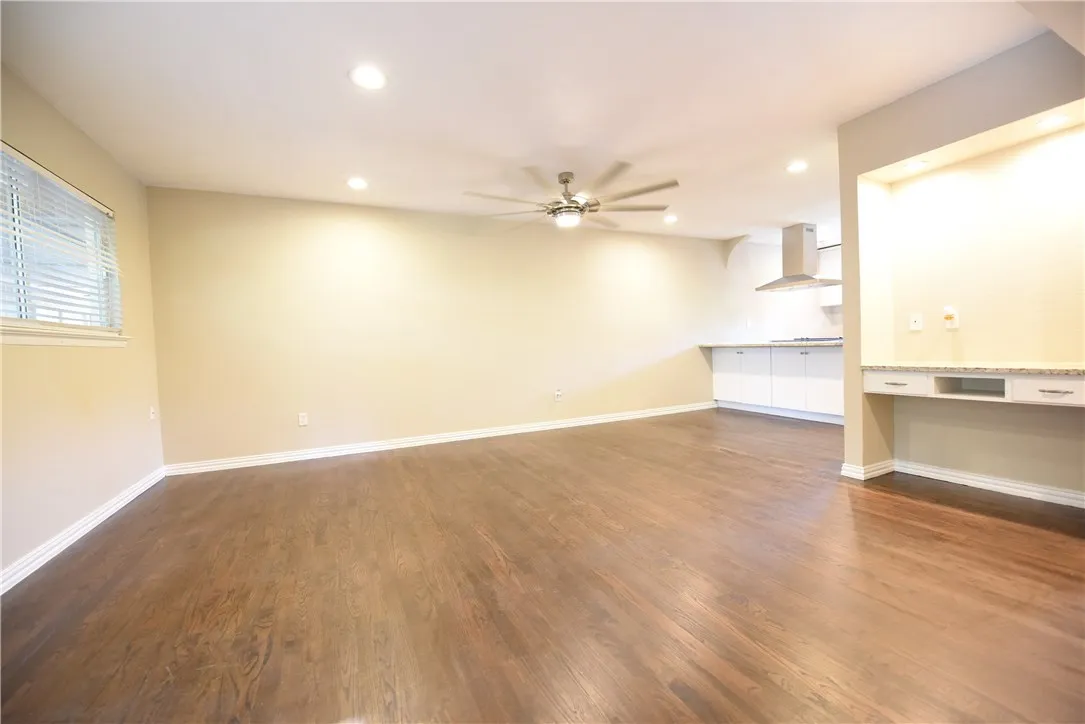 Apartment For Rent in Dallas County , 4206 Hawthorne Avenue 202, Dallas, Texas 75219, 2 Bedroom, 1 Bathroom, Garage spaces, 911 Sqft, built in 1959, mls#21369905, Real Estate Agent in Dallas, Homes For Rent in Dallas county, Homes For Rent in Dallas, Realtor in Dallas Texas, Real Estate Brokerage Independent Realty Texas, Luminita Cordes Realtor