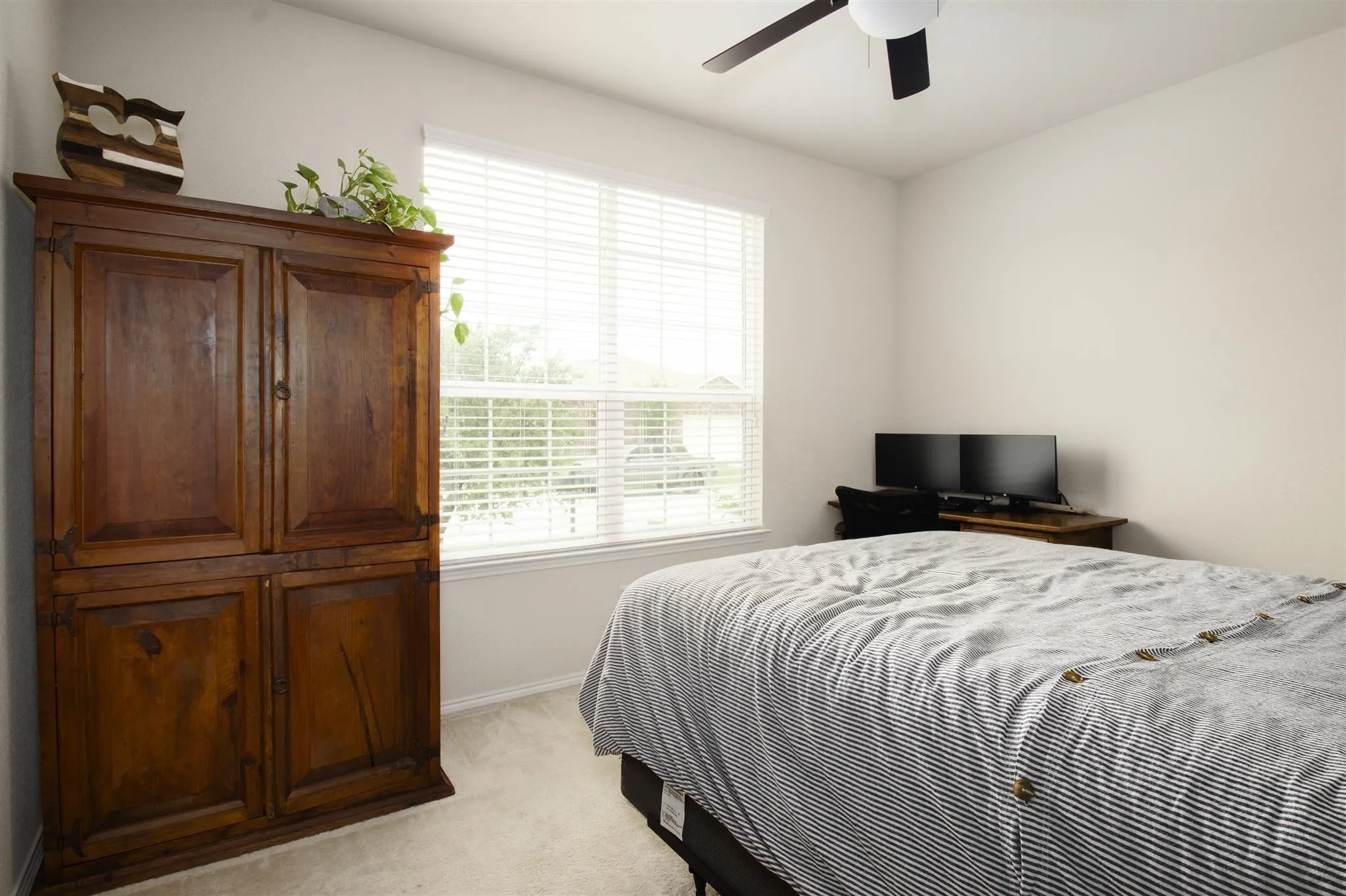 Recessed lighting, ceiling fan, window with blinds, carpeted flooring, and light-toned wall paint