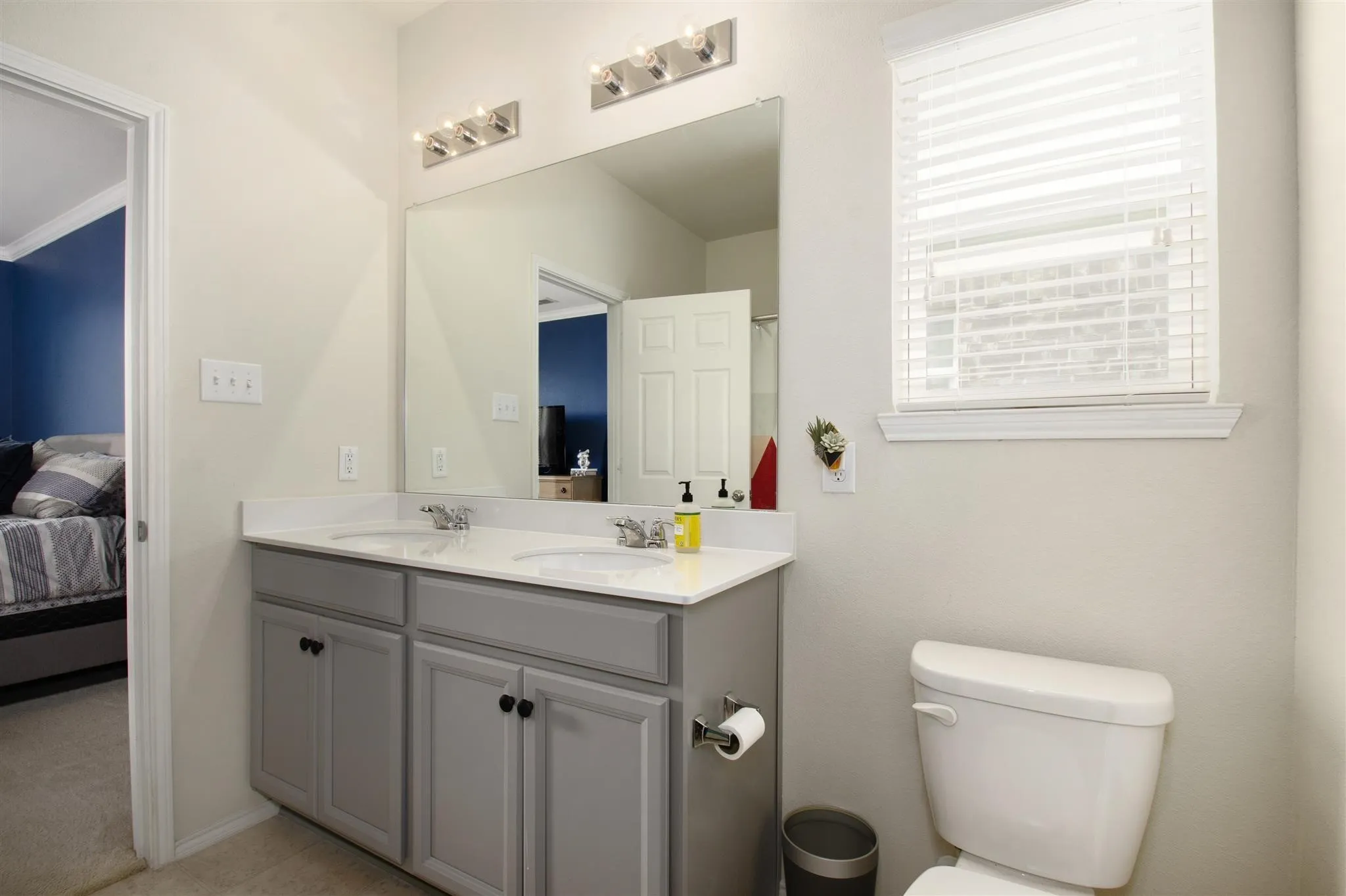 Dual vanity with undermount sinks and light-toned countertop