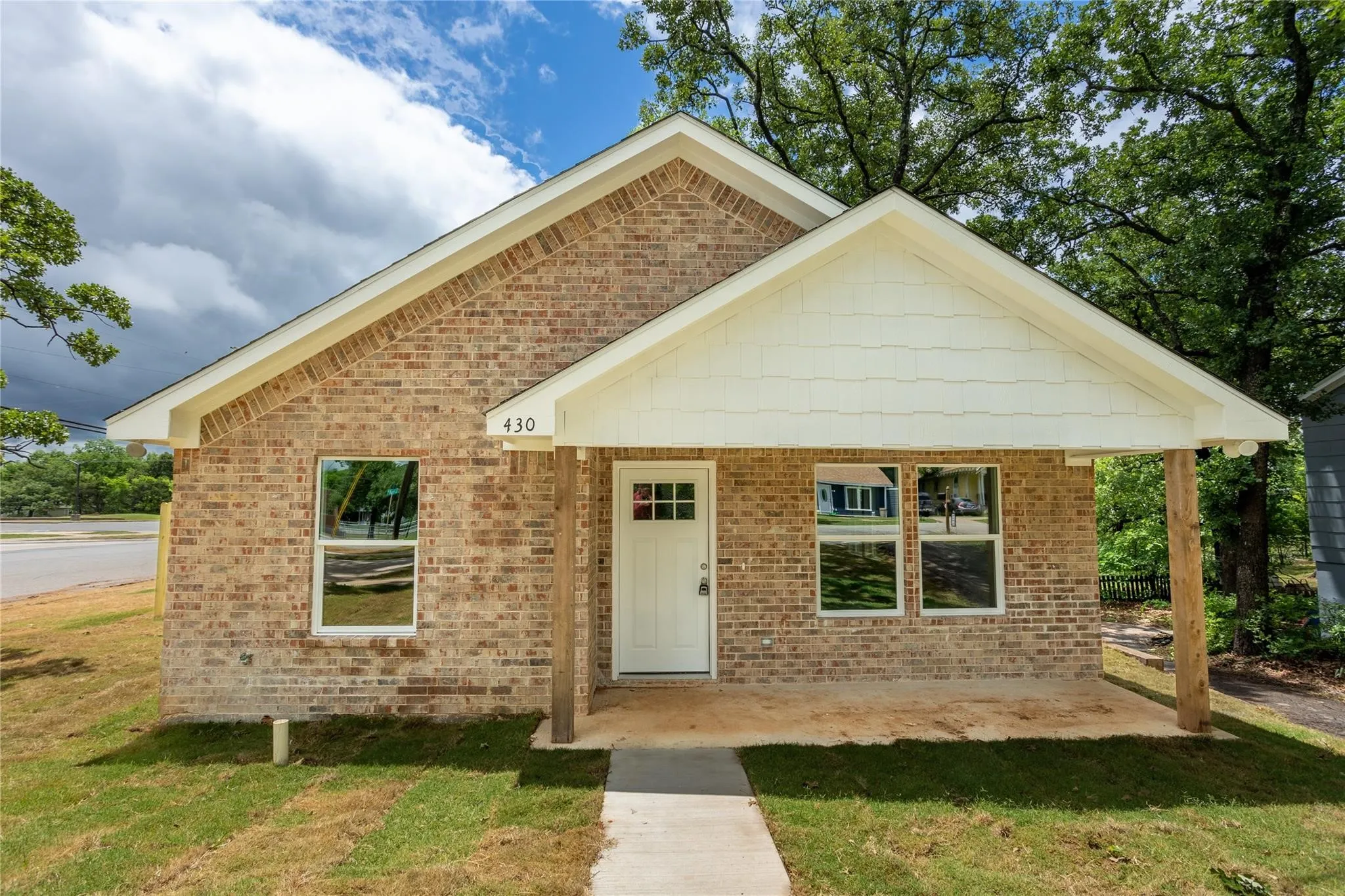 Single Family Residence For Rent in Grayson County , 430 E Hull Street, Denison, Texas 75021, 3 Bedroom, 2 Bathroom, Garage spaces, 1,252 Sqft, built in 2021, mls#21375117, Real Estate Agent in Denison, Homes For Rent in Grayson county, Homes For Rent in Denison, Realtor in Denison Texas, Real Estate Brokerage Independent Realty Texas, Luminita Cordes Realtor