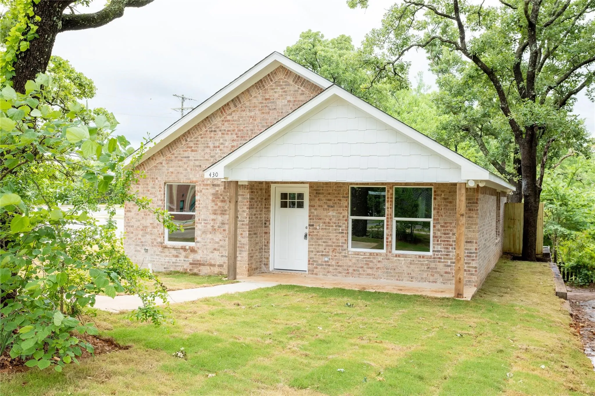 Single Family Residence For Rent in Grayson County , 430 E Hull Street, Denison, Texas 75021, 3 Bedroom, 2 Bathroom, Garage spaces, 1,252 Sqft, built in 2021, mls#21375117, Real Estate Agent in Denison, Homes For Rent in Grayson county, Homes For Rent in Denison, Realtor in Denison Texas, Real Estate Brokerage Independent Realty Texas, Luminita Cordes Realtor