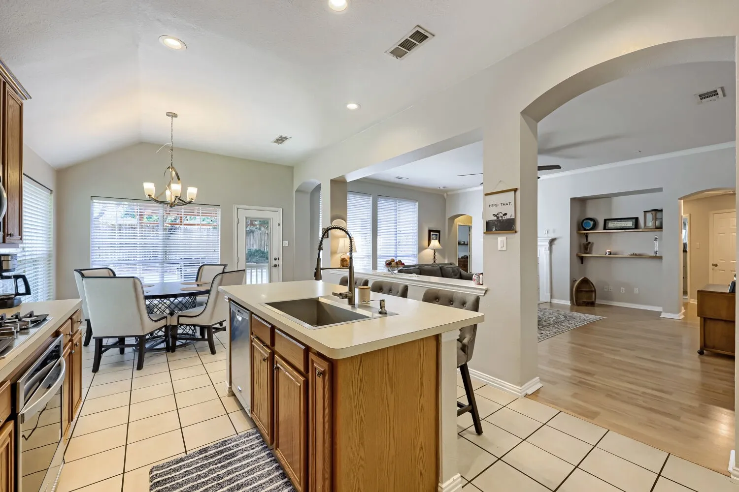 Single Family Residence For Sale in Tarrant County , 2302 Hodges Place, Mansfield, Texas 76063, 3 Bedroom, 2 Bathroom, 2 Garage spaces, 1,948 Sqft, built in 2000, mls#21370347, Real Estate Agent in Mansfield, Homes For Sale in Tarrant county, Homes For Sale in Mansfield, Realtor in Mansfield Texas, Real Estate Brokerage Independent Realty Texas, Luminita Cordes Realtor