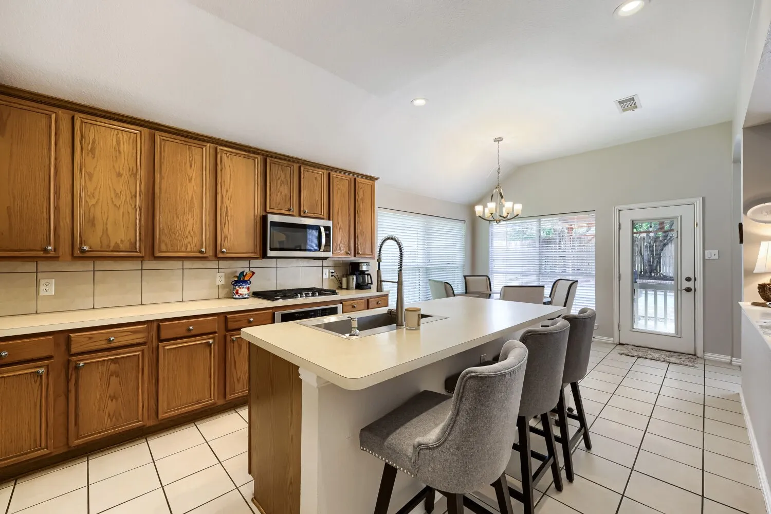 Single Family Residence For Sale in Tarrant County , 2302 Hodges Place, Mansfield, Texas 76063, 3 Bedroom, 2 Bathroom, 2 Garage spaces, 1,948 Sqft, built in 2000, mls#21370347, Real Estate Agent in Mansfield, Homes For Sale in Tarrant county, Homes For Sale in Mansfield, Realtor in Mansfield Texas, Real Estate Brokerage Independent Realty Texas, Luminita Cordes Realtor