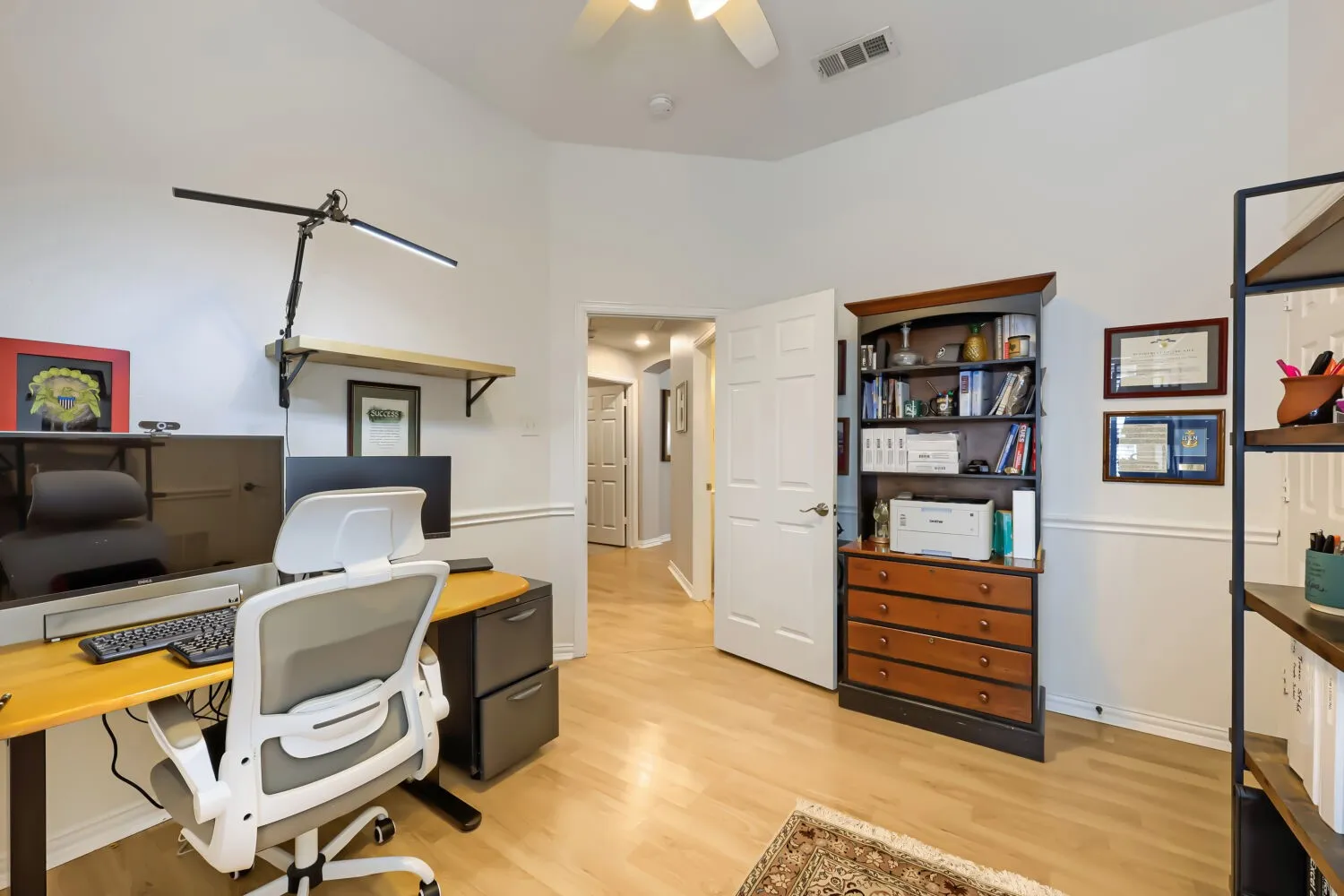 Single Family Residence For Sale in Tarrant County , 2302 Hodges Place, Mansfield, Texas 76063, 3 Bedroom, 2 Bathroom, 2 Garage spaces, 1,948 Sqft, built in 2000, mls#21370347, Real Estate Agent in Mansfield, Homes For Sale in Tarrant county, Homes For Sale in Mansfield, Realtor in Mansfield Texas, Real Estate Brokerage Independent Realty Texas, Luminita Cordes Realtor