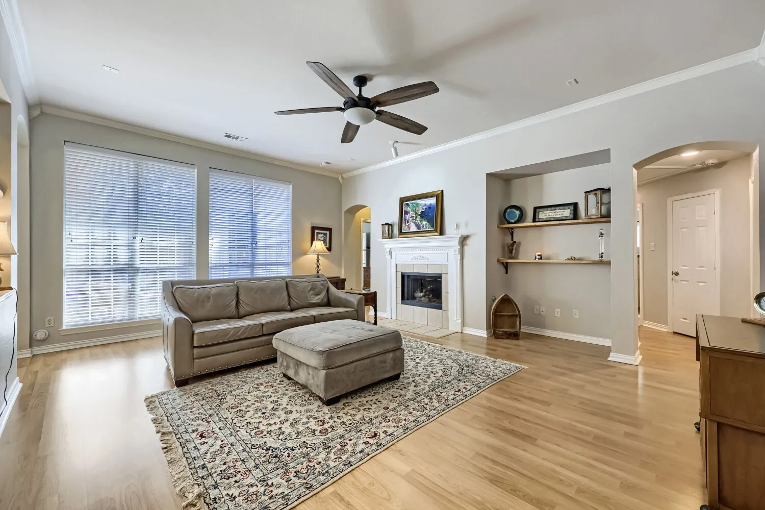 Single Family Residence For Sale in Tarrant County , 2302 Hodges Place, Mansfield, Texas 76063, 3 Bedroom, 2 Bathroom, 2 Garage spaces, 1,948 Sqft, built in 2000, mls#21370347, Real Estate Agent in Mansfield, Homes For Sale in Tarrant county, Homes For Sale in Mansfield, Realtor in Mansfield Texas, Real Estate Brokerage Independent Realty Texas, Luminita Cordes Realtor