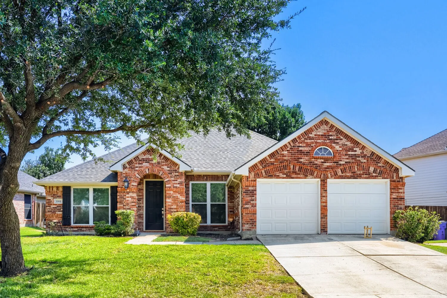 Single Family Residence For Sale in Tarrant County , 2302 Hodges Place, Mansfield, Texas 76063, 3 Bedroom, 2 Bathroom, 2 Garage spaces, 1,948 Sqft, built in 2000, mls#21370347, Real Estate Agent in Mansfield, Homes For Sale in Tarrant county, Homes For Sale in Mansfield, Realtor in Mansfield Texas, Real Estate Brokerage Independent Realty Texas, Luminita Cordes Realtor