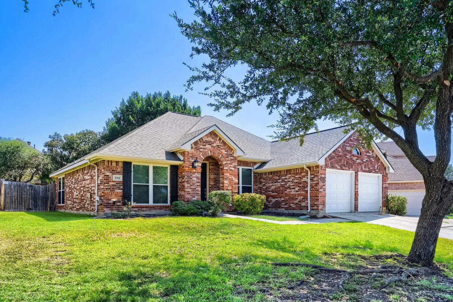 Single Family Residence For Sale in Tarrant County , 2302 Hodges Place, Mansfield, Texas 76063, 3 Bedroom, 2 Bathroom, 2 Garage spaces, 1,948 Sqft, built in 2000, mls#21370347, Real Estate Agent in Mansfield, Homes For Sale in Tarrant county, Homes For Sale in Mansfield, Realtor in Mansfield Texas, Real Estate Brokerage Independent Realty Texas, Luminita Cordes Realtor