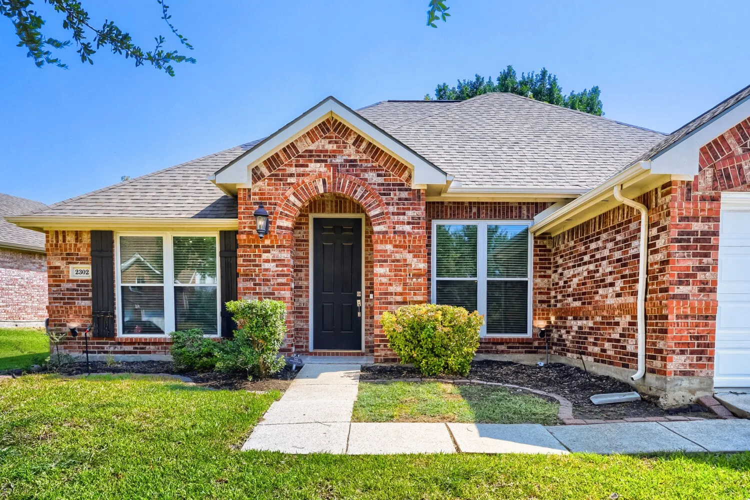 Single Family Residence For Sale in Tarrant County , 2302 Hodges Place, Mansfield, Texas 76063, 3 Bedroom, 2 Bathroom, 2 Garage spaces, 1,948 Sqft, built in 2000, mls#21370347, Real Estate Agent in Mansfield, Homes For Sale in Tarrant county, Homes For Sale in Mansfield, Realtor in Mansfield Texas, Real Estate Brokerage Independent Realty Texas, Luminita Cordes Realtor