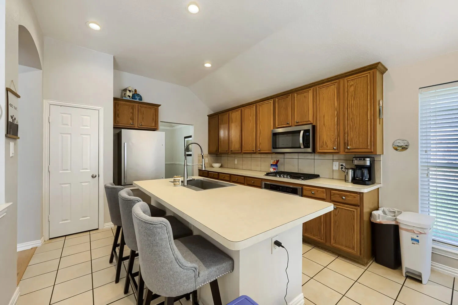 Single Family Residence For Sale in Tarrant County , 2302 Hodges Place, Mansfield, Texas 76063, 3 Bedroom, 2 Bathroom, 2 Garage spaces, 1,948 Sqft, built in 2000, mls#21370347, Real Estate Agent in Mansfield, Homes For Sale in Tarrant county, Homes For Sale in Mansfield, Realtor in Mansfield Texas, Real Estate Brokerage Independent Realty Texas, Luminita Cordes Realtor
