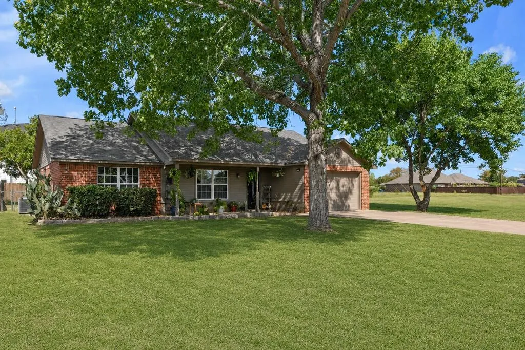 Single Family Residence For Sale in Henderson County , 239 Seacraft Drive, Gun Barrel City, Texas 75156, 3 Bedroom, 2 Bathroom, 1 Garage spaces, 1,663 Sqft, built in 2008, mls#21375150, Real Estate Agent in Gun Barrel City, Homes For Sale in Henderson county, Homes For Sale in Gun Barrel City, Realtor in Gun Barrel City Texas, Real Estate Brokerage Independent Realty Texas, Luminita Cordes Realtor