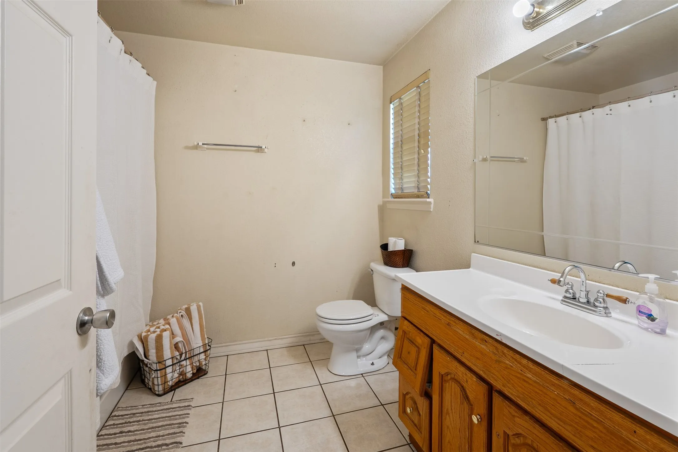 Single Family Residence For Sale in Henderson County , 239 Seacraft Drive, Gun Barrel City, Texas 75156, 3 Bedroom, 2 Bathroom, 1 Garage spaces, 1,663 Sqft, built in 2008, mls#21375150, Real Estate Agent in Gun Barrel City, Homes For Sale in Henderson county, Homes For Sale in Gun Barrel City, Realtor in Gun Barrel City Texas, Real Estate Brokerage Independent Realty Texas, Luminita Cordes Realtor