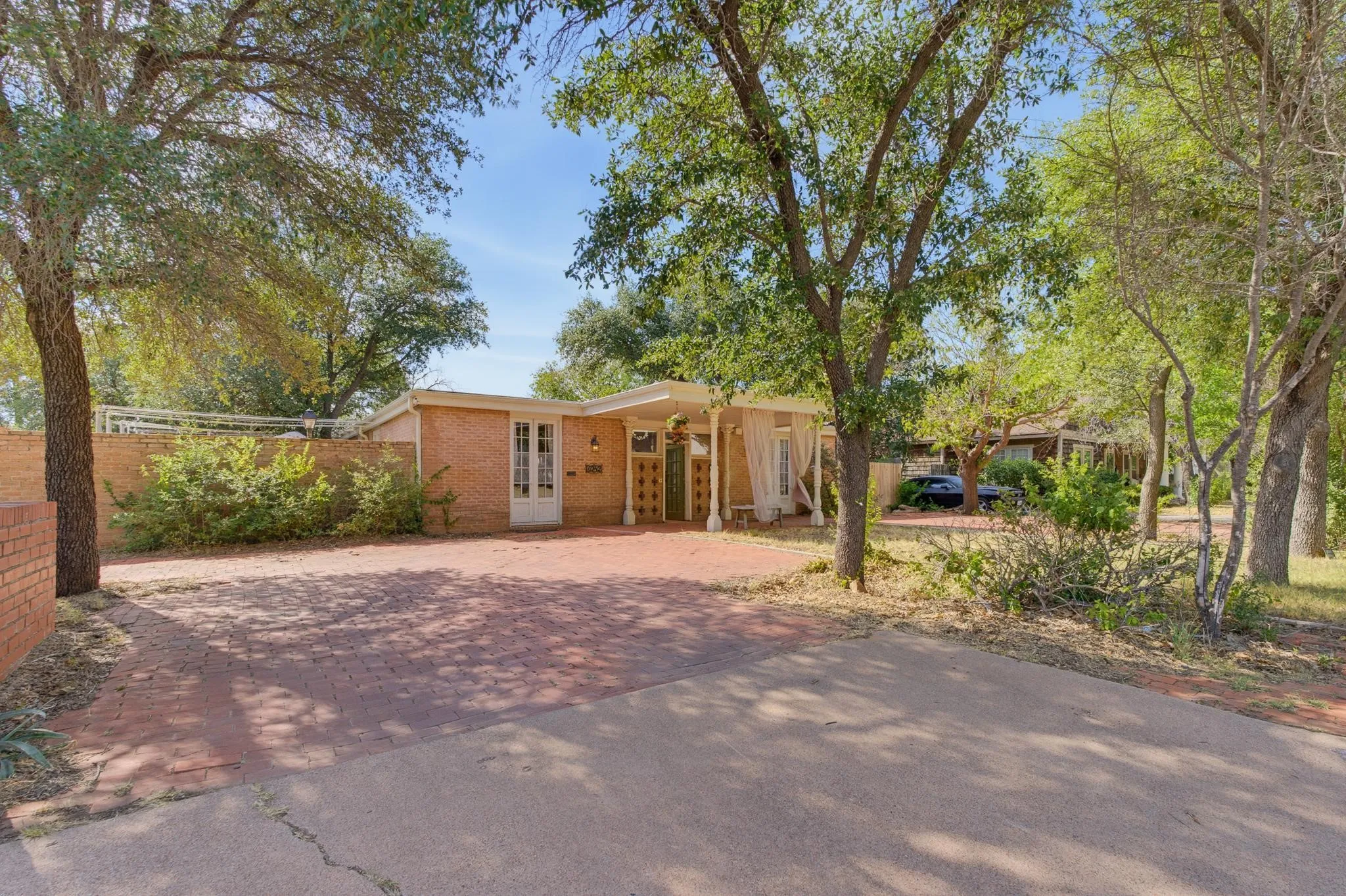 Single Family Residence For Sale in Taylor County , 1042 Santos Street, Abilene, Texas 79605, 5 Bedroom, 2 Bathroom, Garage spaces, 3,060 Sqft, built in 1957, mls#21375112, Real Estate Agent in Abilene, Homes For Sale in Taylor county, Homes For Sale in Abilene, Realtor in Abilene Texas, Real Estate Brokerage Independent Realty Texas, Luminita Cordes Realtor