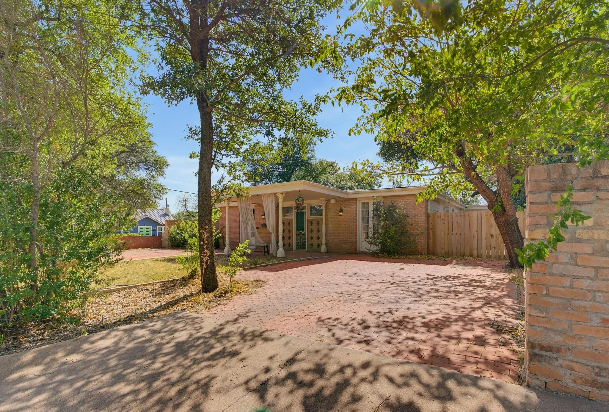 Single Family Residence For Sale in Taylor County , 1042 Santos Street, Abilene, Texas 79605, 5 Bedroom, 2 Bathroom, Garage spaces, 3,060 Sqft, built in 1957, mls#21375112, Real Estate Agent in Abilene, Homes For Sale in Taylor county, Homes For Sale in Abilene, Realtor in Abilene Texas, Real Estate Brokerage Independent Realty Texas, Luminita Cordes Realtor