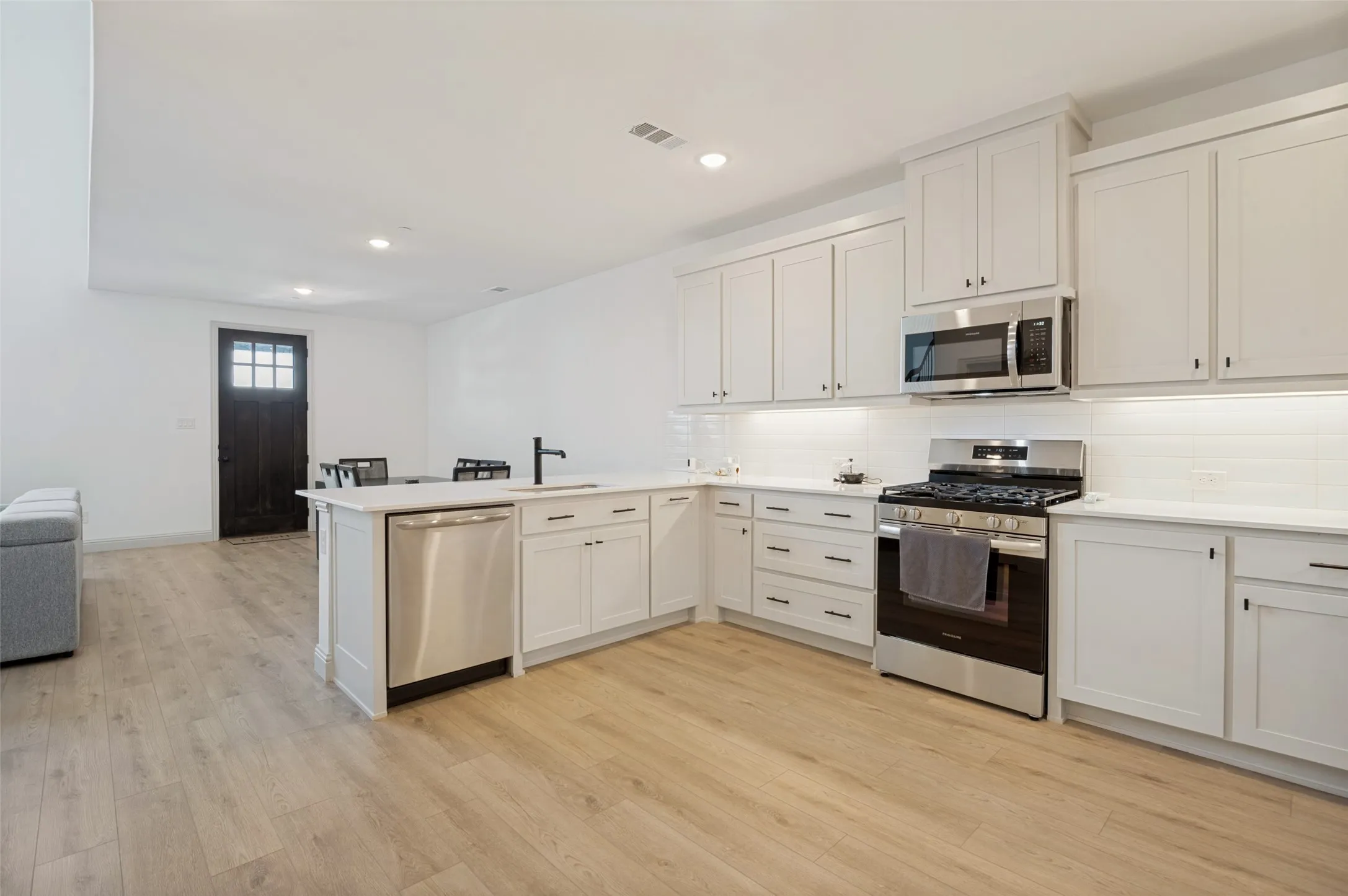 Townhouse For Rent in Collin County , 8895 Stablehand Mews, Frisco, Texas 75035, 2 Bedroom, 3 Bathroom, 2 Garage spaces, 2,042 Sqft, built in 2023, mls#21375160, Real Estate Agent in Frisco, Homes For Rent in Collin county, Homes For Rent in Frisco, Realtor in Frisco Texas, Real Estate Brokerage Independent Realty Texas, Luminita Cordes Realtor
