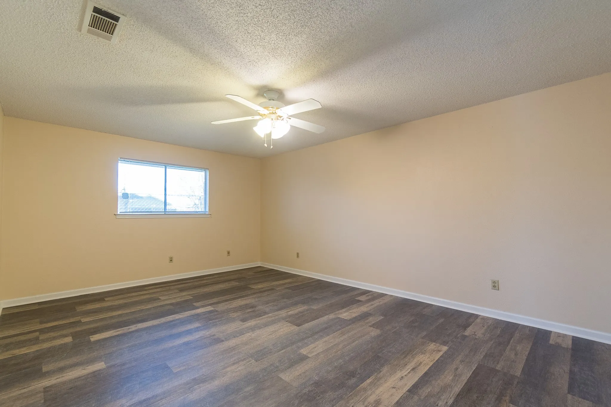 Single Family Residence For Rent in Dallas County , 9190 Orbiter Circle, Dallas, Texas 75243, 3 Bedroom, 3 Bathroom, 2 Garage spaces, 2,237 Sqft, built in 1971, mls#21375166, Real Estate Agent in Dallas, Homes For Rent in Dallas county, Homes For Rent in Dallas, Realtor in Dallas Texas, Real Estate Brokerage Independent Realty Texas, Luminita Cordes Realtor