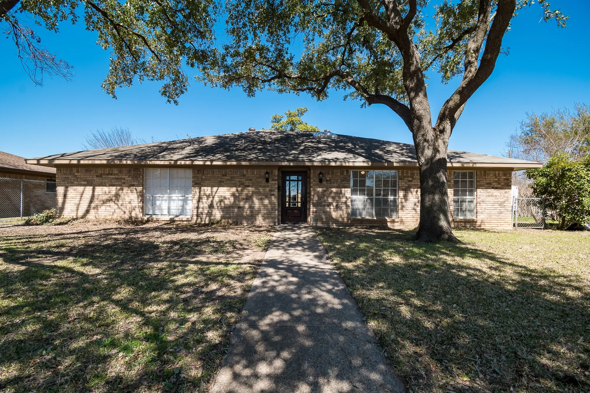 Single Family Residence For Rent in Dallas County , 9190 Orbiter Circle, Dallas, Texas 75243, 3 Bedroom, 3 Bathroom, 2 Garage spaces, 2,237 Sqft, built in 1971, mls#21375166, Real Estate Agent in Dallas, Homes For Rent in Dallas county, Homes For Rent in Dallas, Realtor in Dallas Texas, Real Estate Brokerage Independent Realty Texas, Luminita Cordes Realtor
