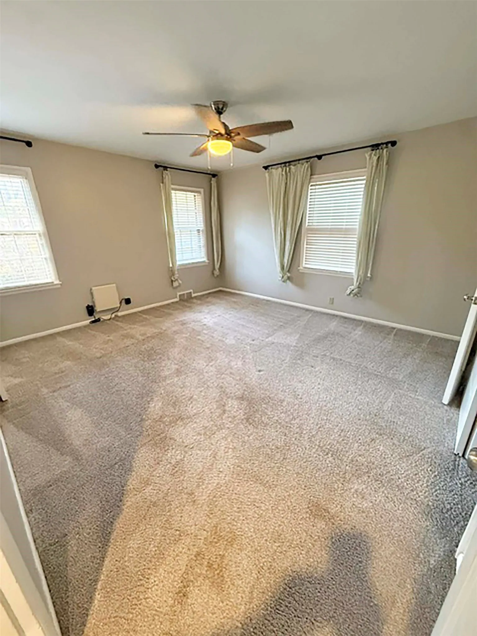 Single Family Residence For Rent in Denton County , 2710 Crestwood Place, Denton, Texas 76209, 4 Bedroom, 3 Bathroom, 2 Garage spaces, 2,029 Sqft, built in 1960, mls#21371458, Real Estate Agent in Denton, Homes For Rent in Denton county, Homes For Rent in Denton, Realtor in Denton Texas, Real Estate Brokerage Independent Realty Texas, Luminita Cordes Realtor