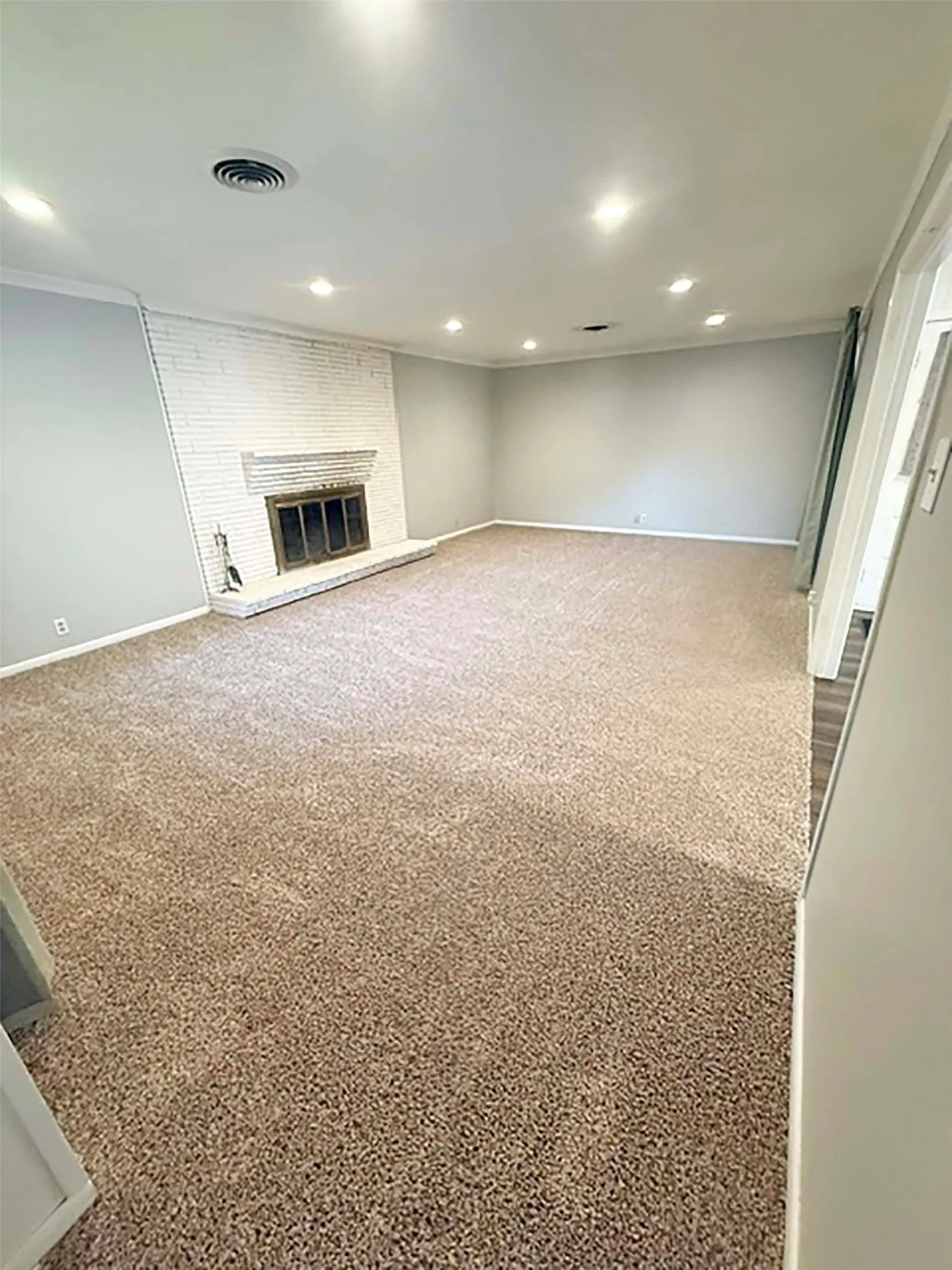 Single Family Residence For Rent in Denton County , 2710 Crestwood Place, Denton, Texas 76209, 4 Bedroom, 3 Bathroom, 2 Garage spaces, 2,029 Sqft, built in 1960, mls#21371458, Real Estate Agent in Denton, Homes For Rent in Denton county, Homes For Rent in Denton, Realtor in Denton Texas, Real Estate Brokerage Independent Realty Texas, Luminita Cordes Realtor