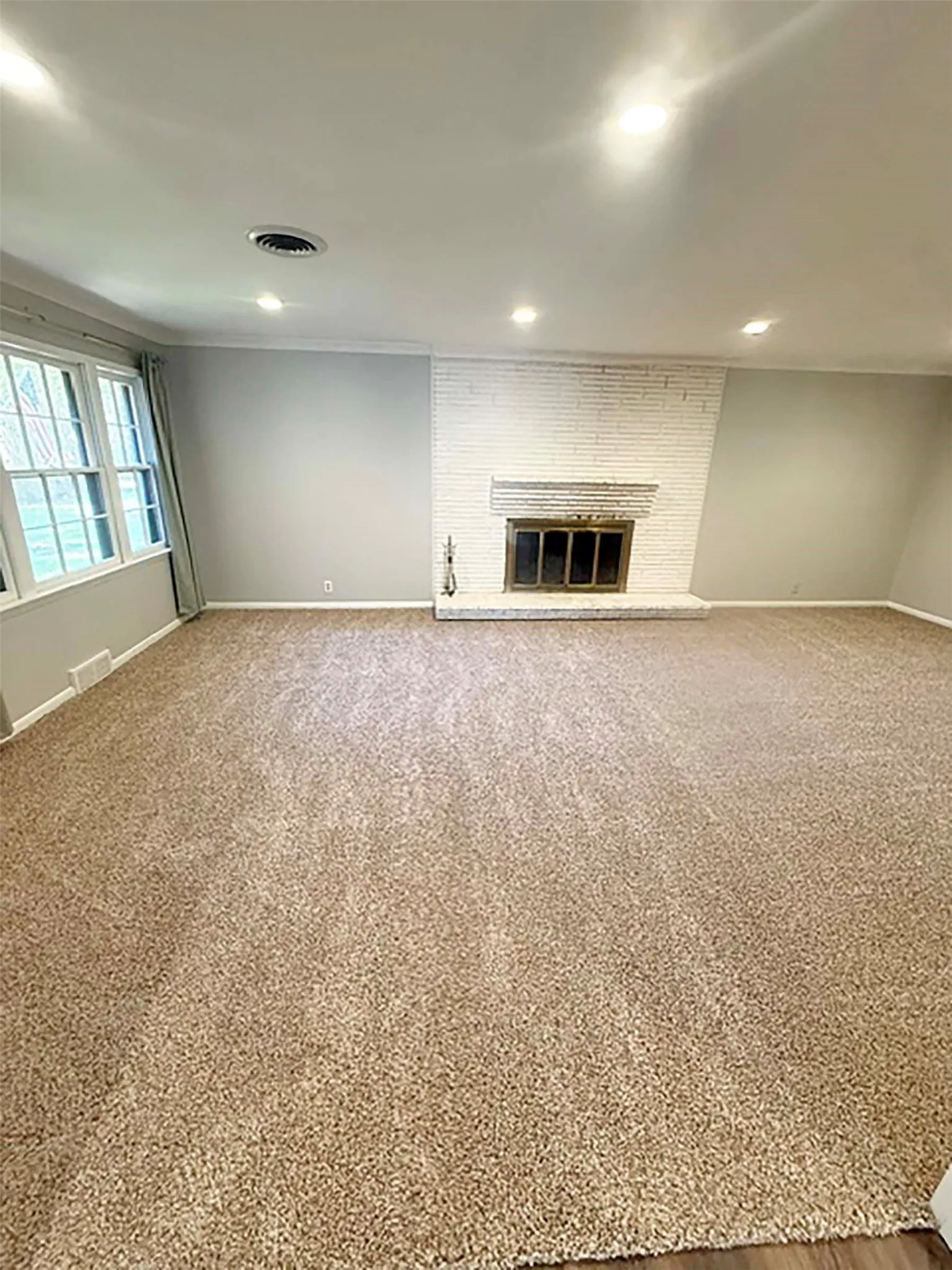 Single Family Residence For Rent in Denton County , 2710 Crestwood Place, Denton, Texas 76209, 4 Bedroom, 3 Bathroom, 2 Garage spaces, 2,029 Sqft, built in 1960, mls#21371458, Real Estate Agent in Denton, Homes For Rent in Denton county, Homes For Rent in Denton, Realtor in Denton Texas, Real Estate Brokerage Independent Realty Texas, Luminita Cordes Realtor