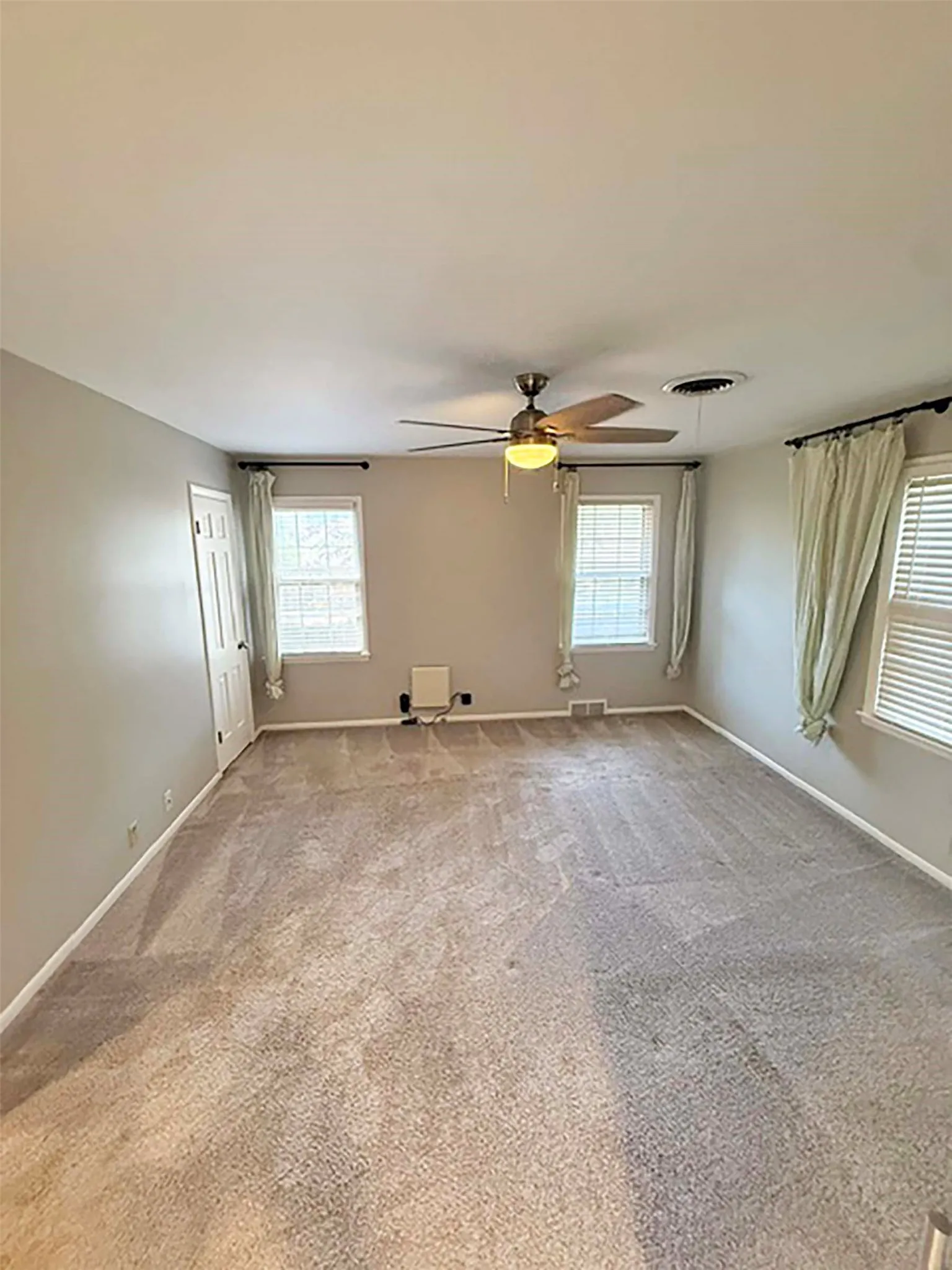 Single Family Residence For Rent in Denton County , 2710 Crestwood Place, Denton, Texas 76209, 4 Bedroom, 3 Bathroom, 2 Garage spaces, 2,029 Sqft, built in 1960, mls#21371458, Real Estate Agent in Denton, Homes For Rent in Denton county, Homes For Rent in Denton, Realtor in Denton Texas, Real Estate Brokerage Independent Realty Texas, Luminita Cordes Realtor
