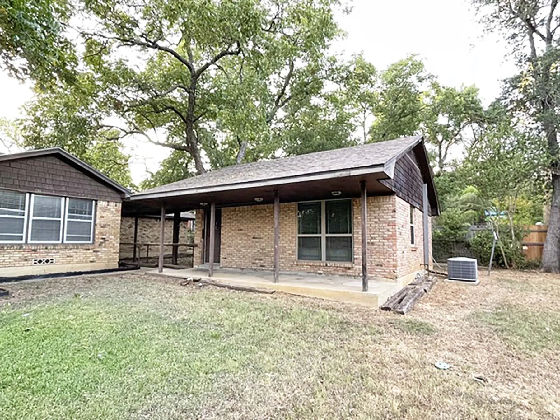 Single Family Residence For Rent in Denton County , 2710 Crestwood Place, Denton, Texas 76209, 4 Bedroom, 3 Bathroom, 2 Garage spaces, 2,029 Sqft, built in 1960, mls#21371458, Real Estate Agent in Denton, Homes For Rent in Denton county, Homes For Rent in Denton, Realtor in Denton Texas, Real Estate Brokerage Independent Realty Texas, Luminita Cordes Realtor