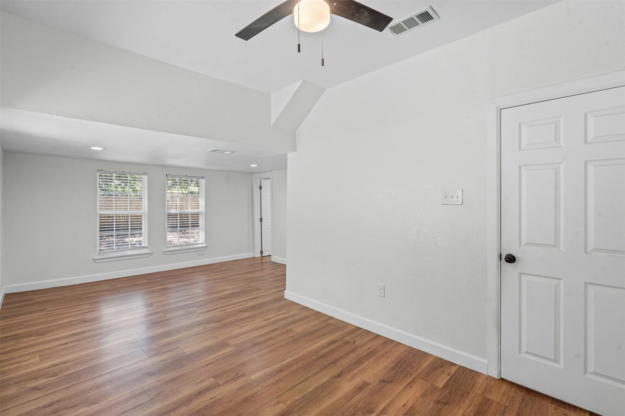 Single Family Residence For Sale in Johnson County , 709 N Buffalo Avenue, Cleburne, Texas 76033, 3 Bedroom, 2 Bathroom, 1 Garage spaces, 1,668 Sqft, built in 1920, mls#21375184, Real Estate Agent in Cleburne, Homes For Sale in Johnson county, Homes For Sale in Cleburne, Realtor in Cleburne Texas, Real Estate Brokerage Independent Realty Texas, Luminita Cordes Realtor