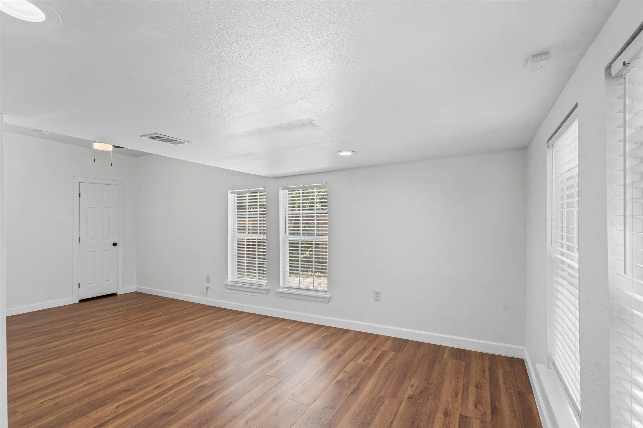 Single Family Residence For Sale in Johnson County , 709 N Buffalo Avenue, Cleburne, Texas 76033, 3 Bedroom, 2 Bathroom, 1 Garage spaces, 1,668 Sqft, built in 1920, mls#21375184, Real Estate Agent in Cleburne, Homes For Sale in Johnson county, Homes For Sale in Cleburne, Realtor in Cleburne Texas, Real Estate Brokerage Independent Realty Texas, Luminita Cordes Realtor